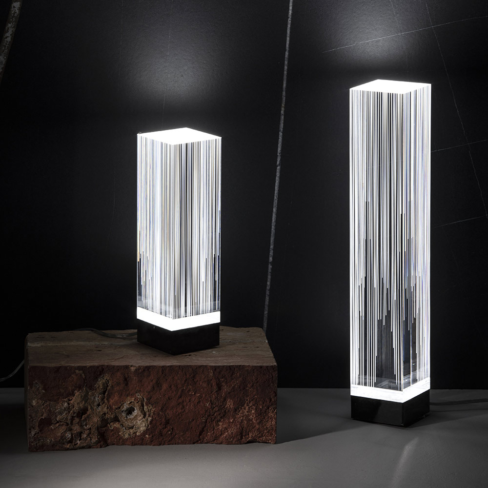 LED-Tischlampe in Acrylglas-Gravur-Design