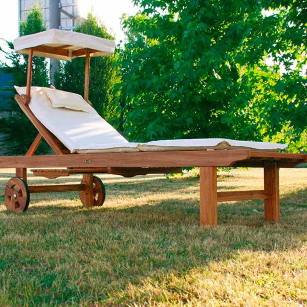 Verstellbare sonnenliege für den außenbereich in teak holz