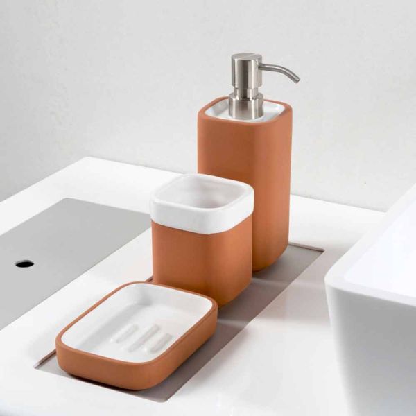Freistehende badaccessoires aus terrakotta und weißer keramik - terracotta