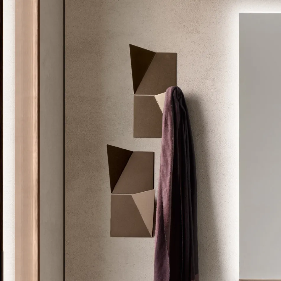 Alisea Dreifarbige Metall-Wandgarderobe mit schrägem Detail Viadurini