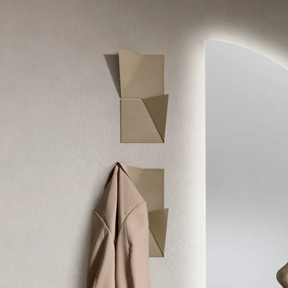 Alisea Dreifarbige Metall-Wandgarderobe mit schrägem Detail Viadurini