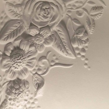 Wandapplikation in mattweißem Keramikdesign mit dekorativen Blumen - Fluxo