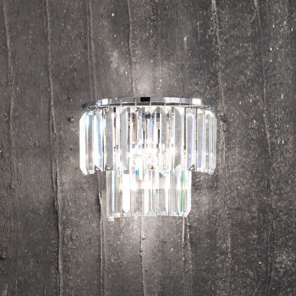 Klassische wandlampe aus silberfarbenem metall mit kristallanhängern - jerome