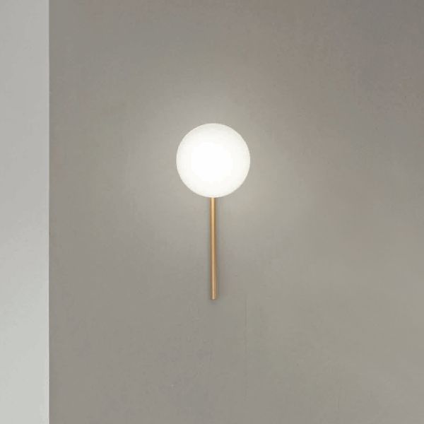Wandleuchte mit led aus goldlackiertem metall und mundgeblasenem glas - ailanto