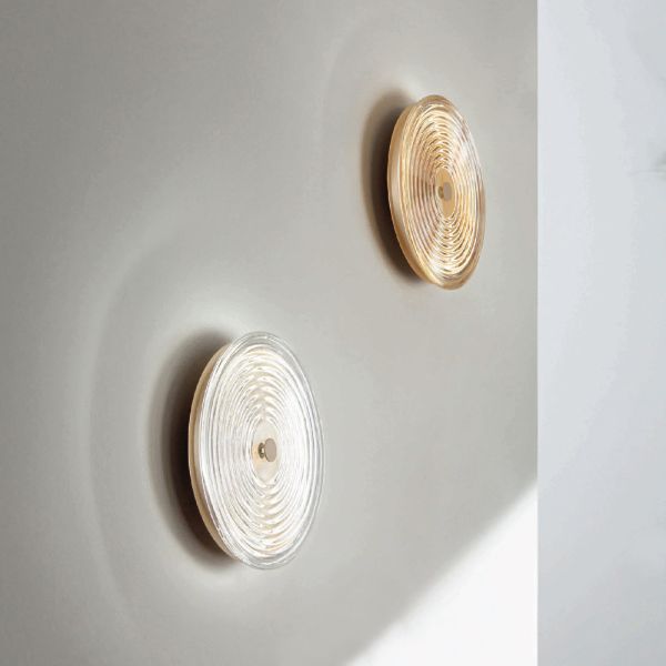 Wandleuchte aus lackiertem metall und glas, verziert mit konzentrischen linien – hackberry