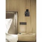 Dekorative LED-Wandleuchte aus weißem oder schwarzem Aluminium mit USB-Anschlüssen - Paola Viadurini