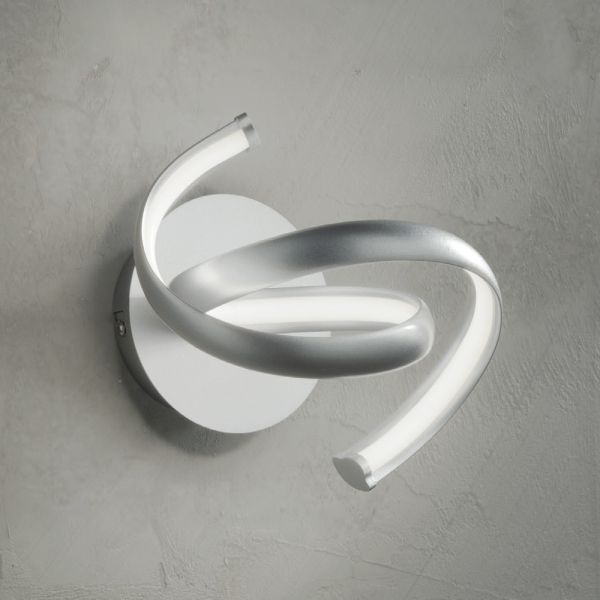 Moderne wandlampe aus silberfarbenem metall, led-wand im minimalistischen design - lumino