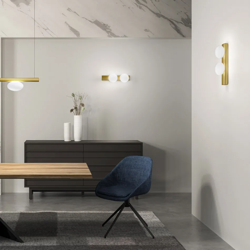 Wand- oder Deckenleuchte aus Aluminium und weißem mundgeblasenem Glas - Alma Viadurini