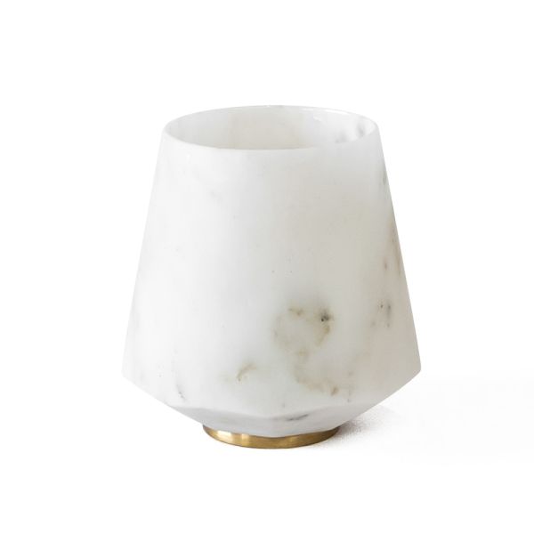 Wasserglas aus satiniertem weißem carrara-marmor und messing - scaglio