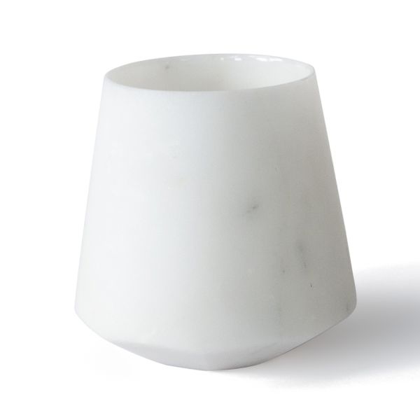 Wasserglas im italienischen design aus satiniertem carrara-marmor - scaglio