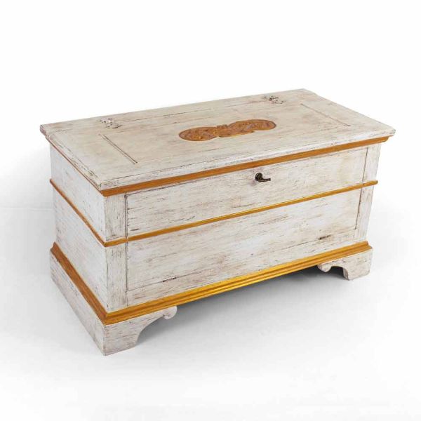 Truhe handgefertigt aus massivholz mit goldprofilen made in italy - caio