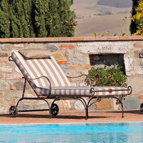 Outdoor-chaiselongue aus eisen und handgefertigtem stoff made in italy - relax