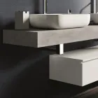 Badezimmerkomposition in Betonfarbe und Mattweiß mit Waschbecken, Spiegel und Sockel – Palom Viadurini