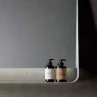 Badezimmer-Kombination mit 2 Schubladen und 2 offenen Fächern, Spiegel und Waschbecken – Magnolia Viadurini