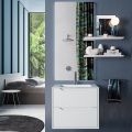 Hängende Badezimmerkomposition, Spiegel und weiße Sockel, hergestellt in Italien – Polsen