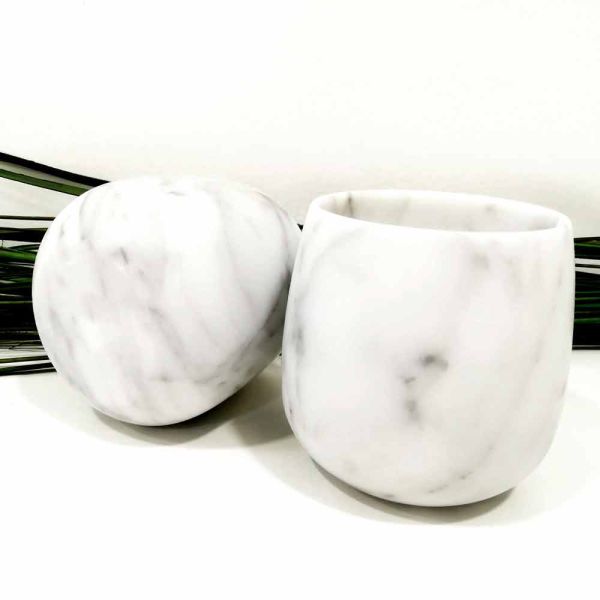Zusammensetzung von 2 gläsern aus weißem carrara-marmor made in italy - dolla