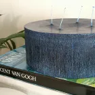 Zusammensetzung aus 3 modernen runden Wachskerzen, hergestellt in Italien – Candie Viadurini