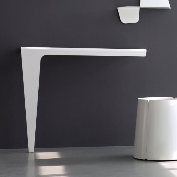 Moderne minimal design konsole aus farbigem metall made in italy - benjamin