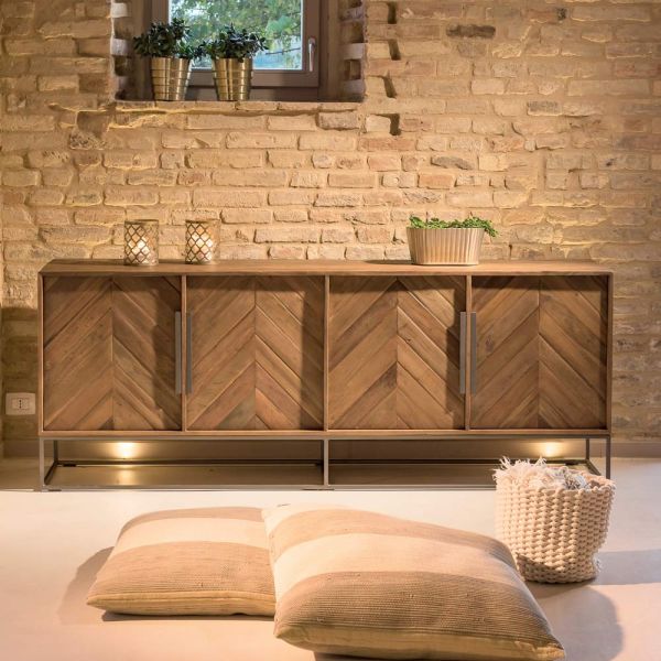 Wohnzimmer-sideboard aus recyceltem tropenholz und metallfüßen - slide