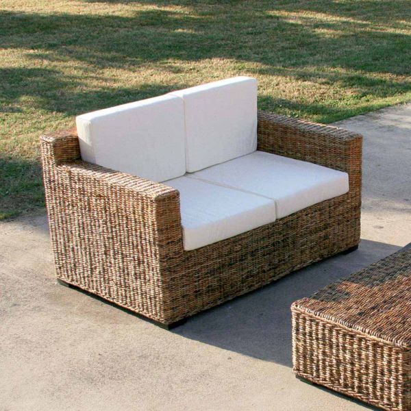 2-sitzer-sofa mit bananengeflechtstruktur und ecrufarbenen kissen - dish