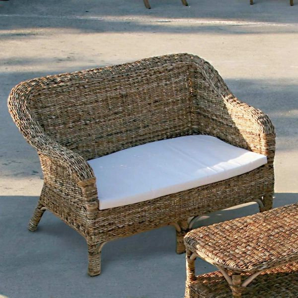 2-sitzer-outdoor-sofa aus natürlichem bananengeflecht und ecrufarbenem kissen - dish