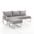 3-Sitzer-Sofa mit Aluminium-Gartenhocker und grauen Kissen – Avoir
