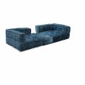 Zweisitzer-Sofa, bezogen mit Ethno-Design. Farbiger Stoff - Faser