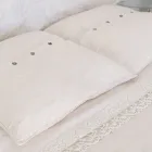 Quadratischer Kissenbezug aus schwerem farbigem Leinen mit Agoya-Knöpfen – Mittelmeer Viadurini