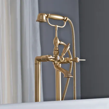 Bodenstehende Badewanne mit Handbrause und flexiblem Schlauch Made in Italy - Milano Viadurini