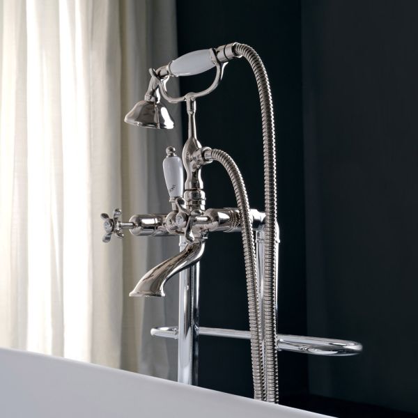 Freistehende badewanne mit handtuchhalter und handbrause, hergestellt in italien – turin