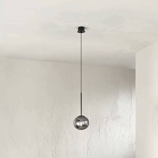 Hängelampe aus lackiertem metall und geblasenem glas - ailanto