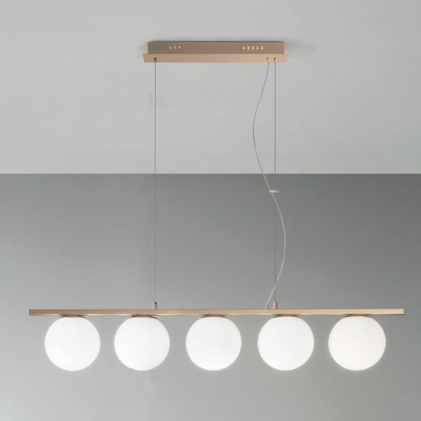 Pendelleuchte aus goldfarben lackiertem metall und mundgeblasenem glas - birga
