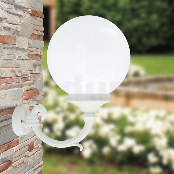Außenlampe aus weißem aluminium mit opaler acrylkugel - trovabianco