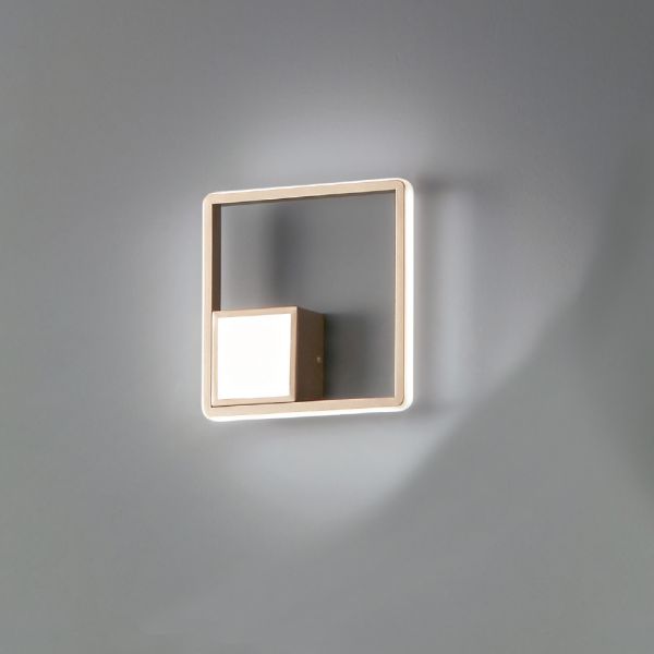 Wandleuchte mit led aus lackiertem metall mit gold-finish - formal
