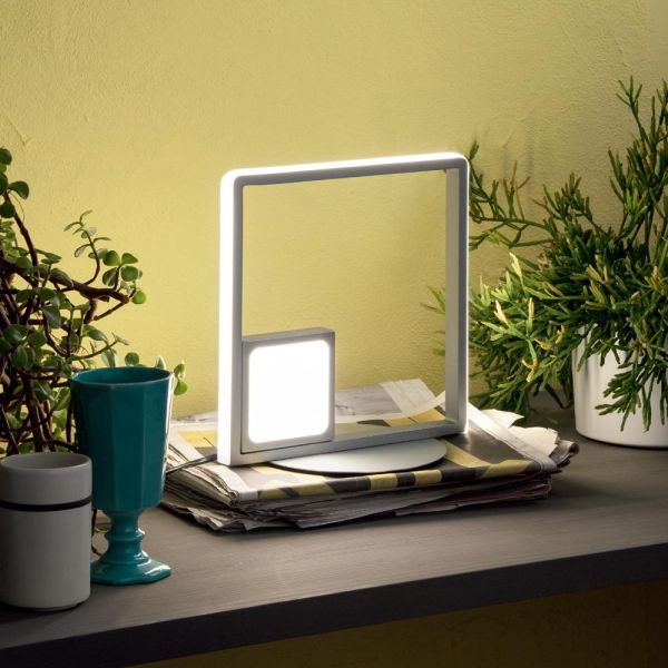 Modern - formale led-tischlampe aus silber lackiertem metall
