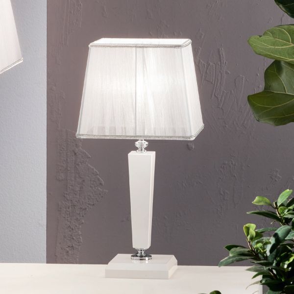 Klassische italienische handgefertigte tischlampe und schirm aus glas - malaysia