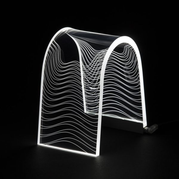 Tischlampe aus transparentem acrylkristall mit graviertem dekor - bertella