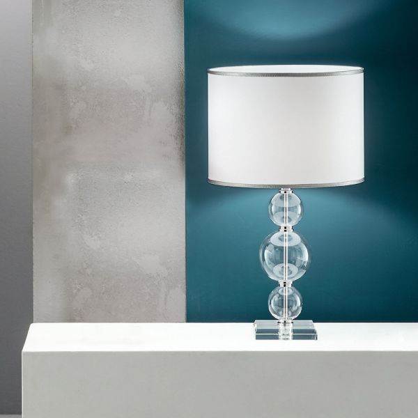 Tischlampe aus handwerklichem glas und metall im klassischen stil - mindful