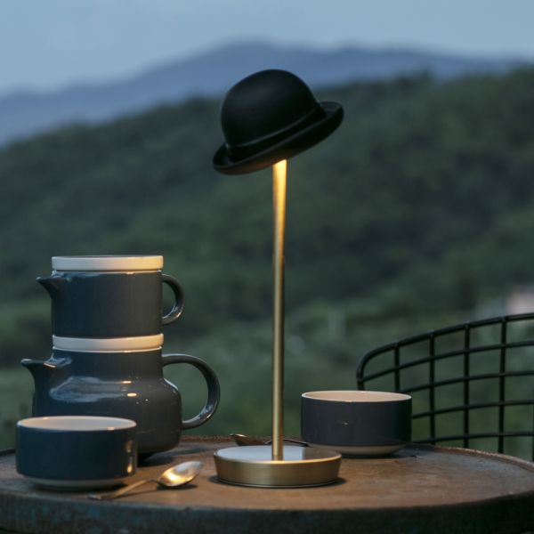 Wiederaufladbare und kippbare tischlampe von magnet - bombetta