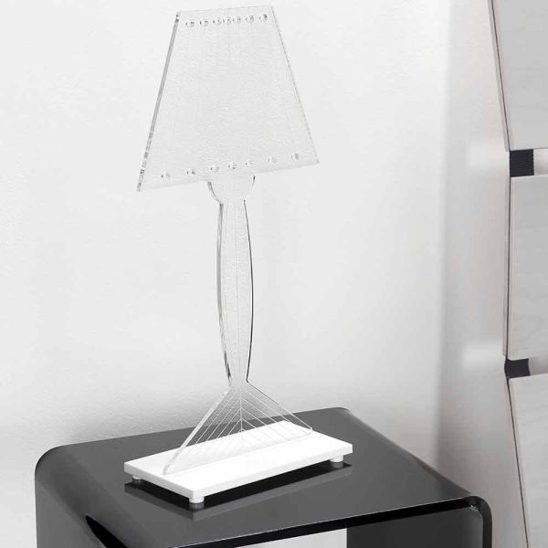 Geformte tischlampe aus plexiglas, led-licht, ferla