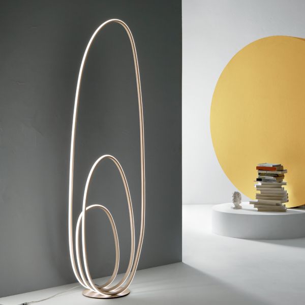 Design-stehlampe aus lackiertem metall mit gold-finish mit led - simea