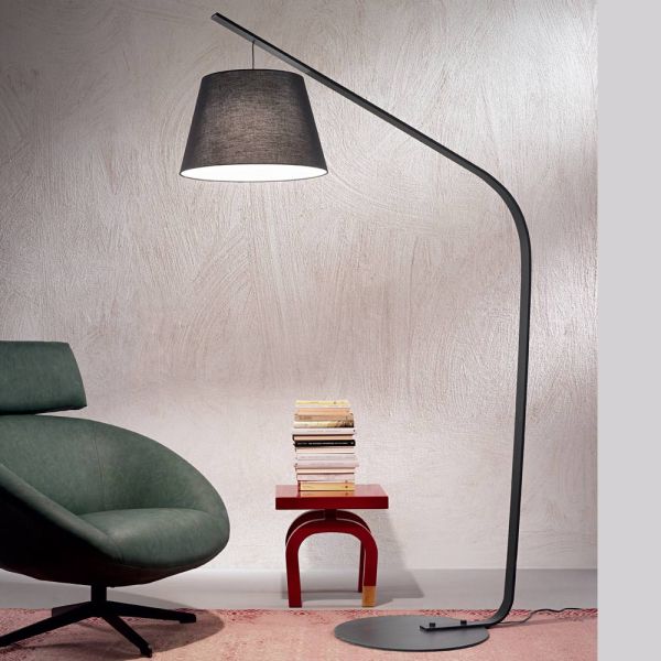 Stehlampe aus metall mit lampenschirm mit stoffbezug - rivella