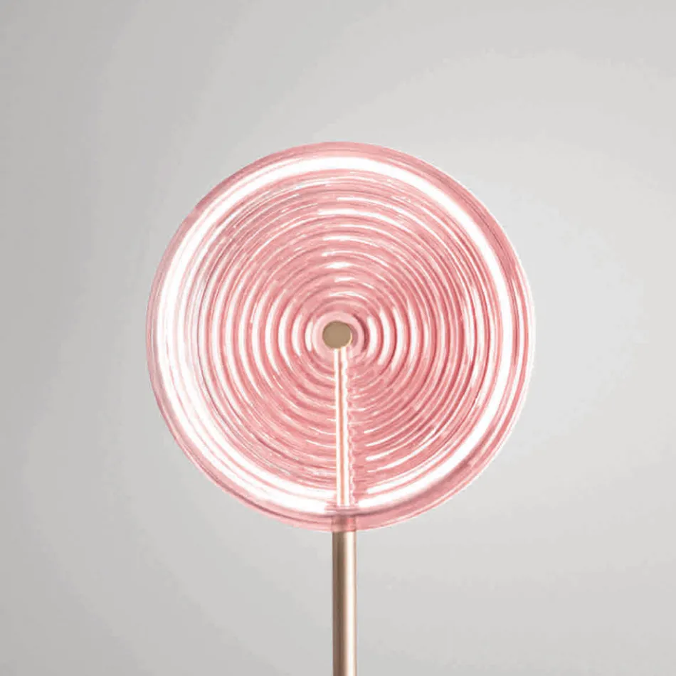 Stehlampe aus Metall und Glas, verziert mit konzentrischen Linien – Hackberry Viadurini