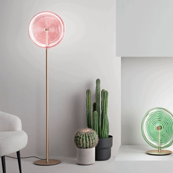 Stehlampe aus metall und glas, verziert mit konzentrischen linien – hackberry