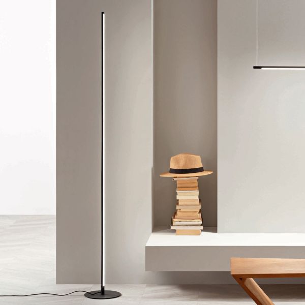 Stehlampe aus schwarz lackiertem metall mit led-licht – orange