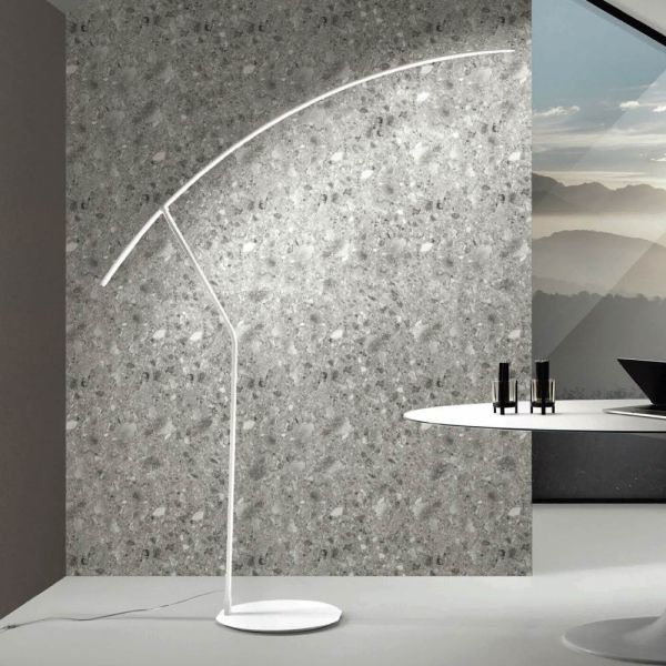 Stehlampe aus in verschiedenen farben lackiertem metall und dimmbarer led – ahorn
