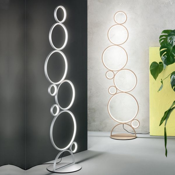 Moderne led-stehlampe aus gold oder silber lackiertem metall - punto