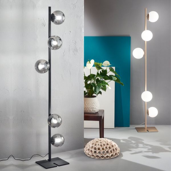 Moderne stehlampe aus schwarzem oder goldenem metall und mundgeblasenem glas - birga