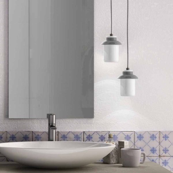 Moderne pendelleuchte aus farbiger keramik in italien, asien