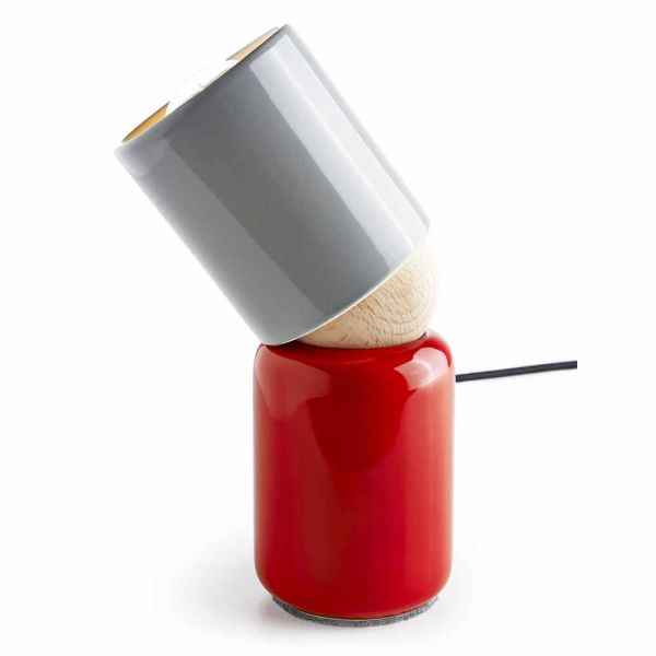Moderne tischlampe aus keramik und buchenholz hergestellt in italien, asien